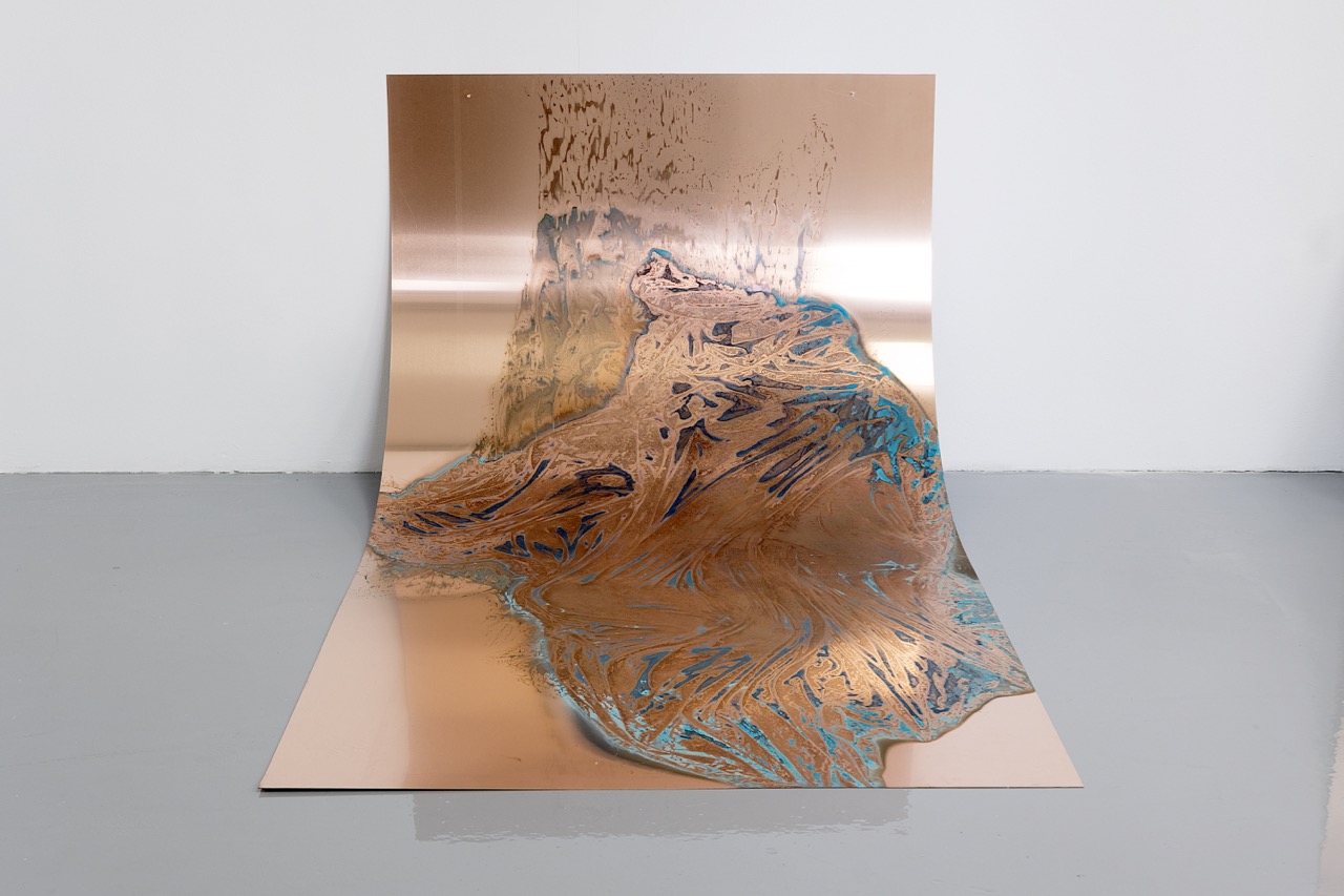 UNA SZEEMANN, die verschobene Verdichtung eines Schläfers, Oxidation auf Kupferplatte, 200 x 100 cm, 2018