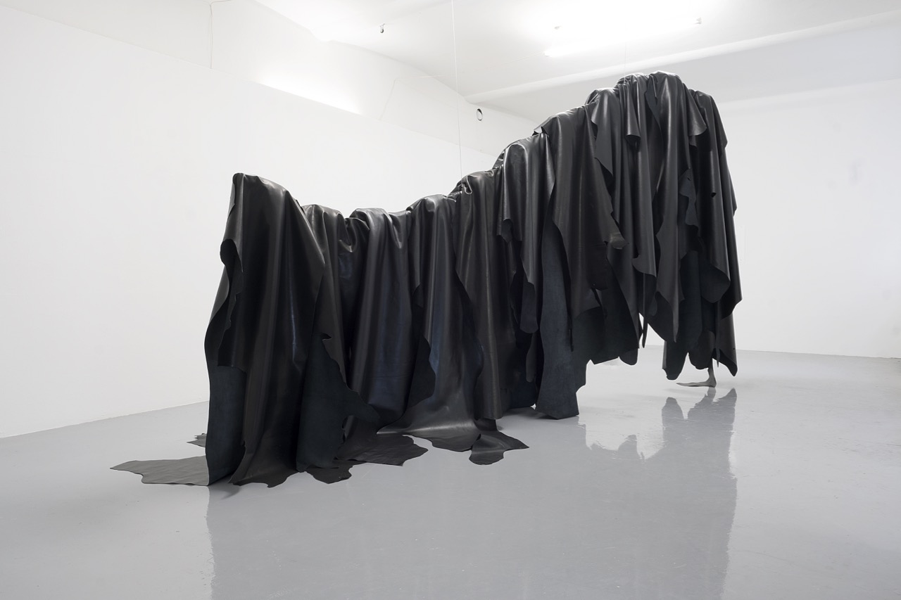 UNA SZEEMANN, Auf einem langen Schatten, Rindsleder auf Aluminiumstruktur, ca. 220 x 600 x 140 cm, 2018