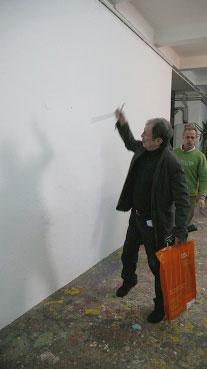 Franz West schlägt einen Haken in die Wand (Videostill aus „Quasimodo“)